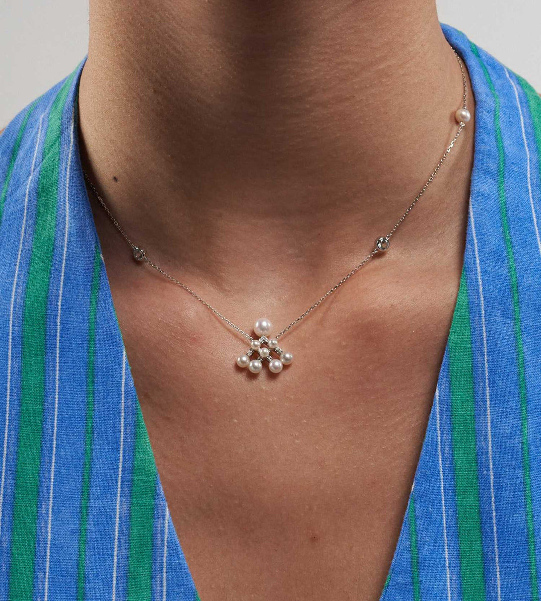 Essence white pendant | Al Fardan 